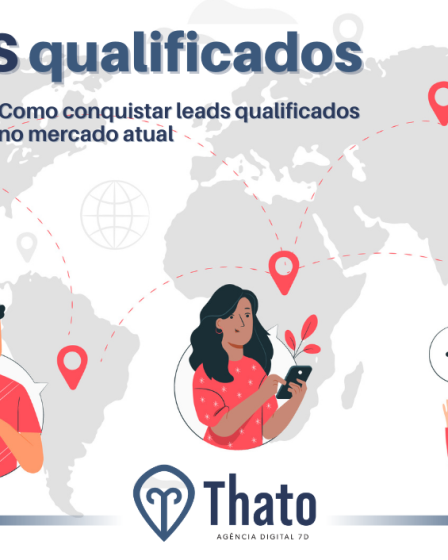 Pessoas conectadas à internet com mapa mundi ao fundo