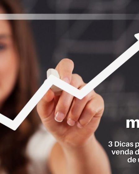 Mulher fazendo gráfico de vendas positivas