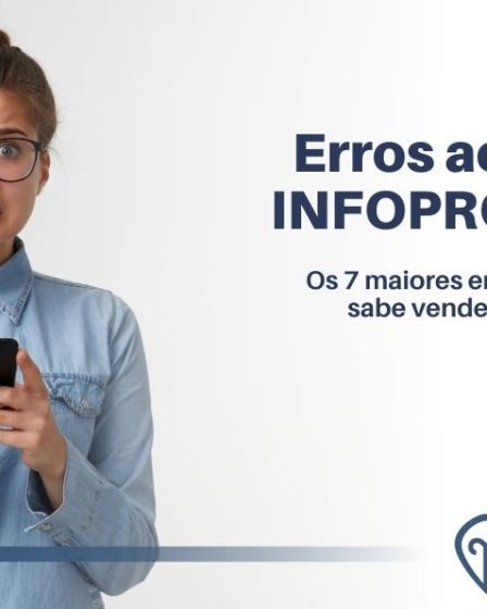 Mulher com celular na mão aparentando ter cometido um erro e estar preocupada