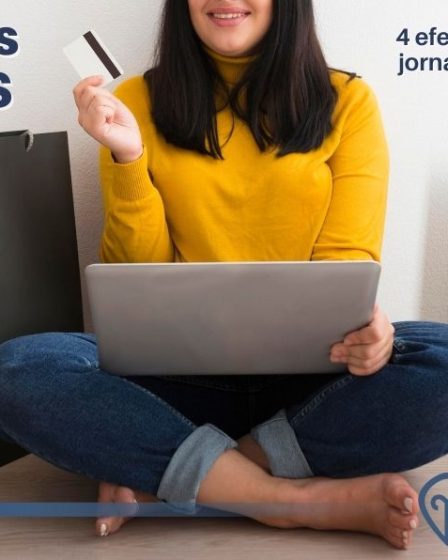 Mulher sentada no chão com notebook no colo fazendo compras digitais
