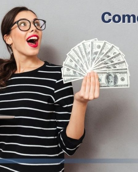 Mulher feliz com laptop em uma mão e dinheiro na outra