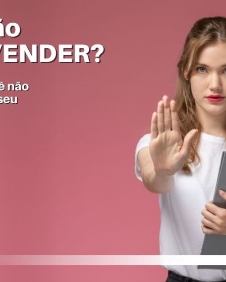 Mulher em fundo rosa segurando pasta com a mão estendida simbolizando ordem para parar