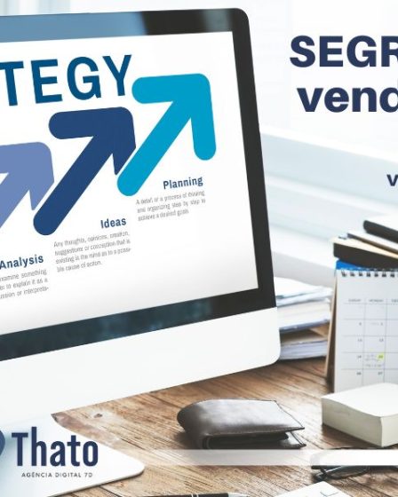 Mesa de trabalho e tela de computador com gráfico indicando crescimento de vendas