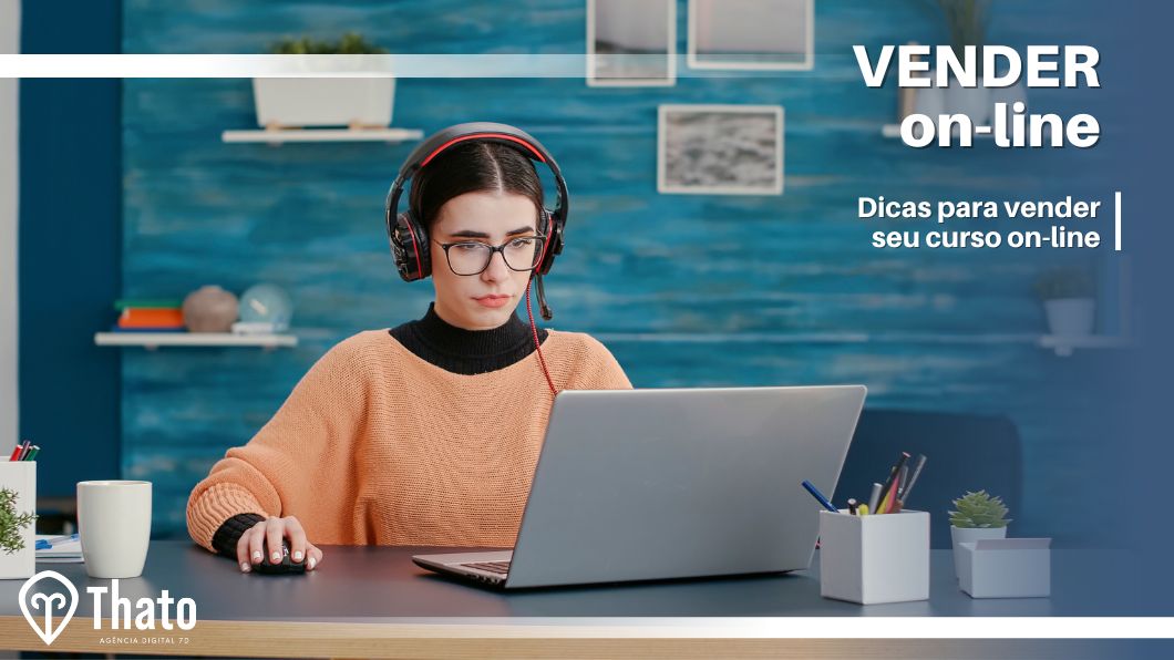Mulher sentada em frente ao notebook com fones de ouvido assistindo curso online