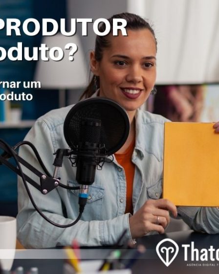 Mulher em frente ao computador e microfone apresentando produto